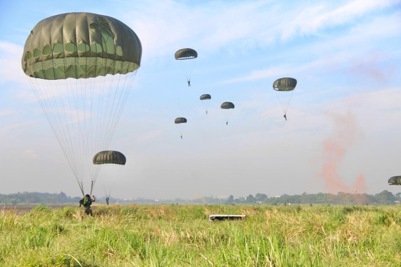 PRAJURIT PANCAWARA SUKSEK LAKSANAKAN TERJUN PENYEGARAN TA.2026 DI LANUD SOEWONDO MEDAN