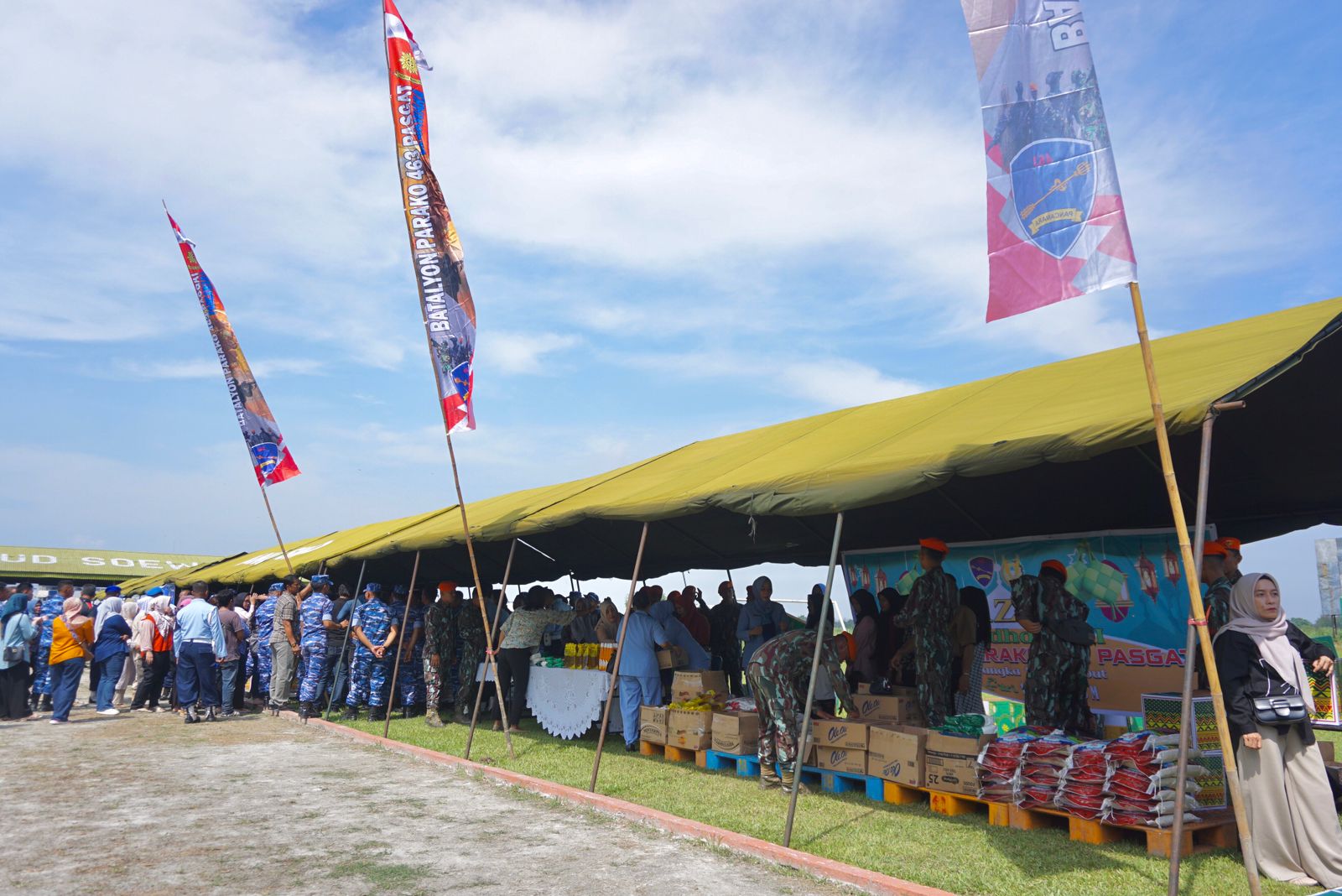 BATALYON PARAKO 463 PASGAT MERIAHKAN BAZAR RAMADHAN TNI 2026 DALAM RANGKA MENYAMBUT HARI RAYA IDUL FITRI 1447 H/2026 M