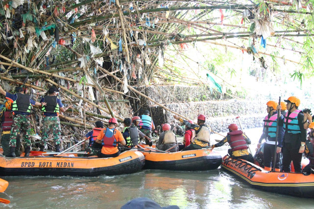 BATALYON PARAKO 463 PASGAT BERSAMA WALIKOTA MEDAN LAKSANAKAN GOTONG ROYONG MASSAL